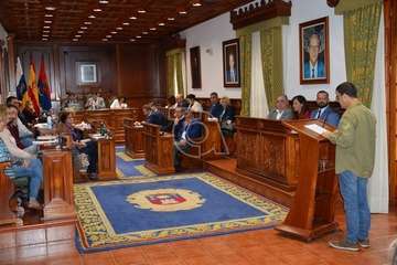 El periodista teldense Gaumet Florido leyó este jueves en el Pleno municipal el Manifiesto Institucional por el Día Internacional de las Mujeres (Foto TA y Francisco J. Santana)